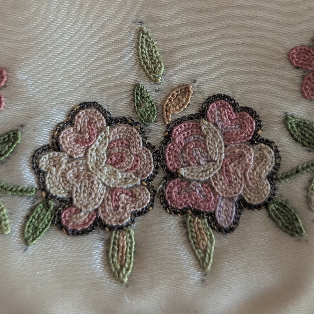 Dainty Vintage Embroidered Satin Clutch with accessories - Picture 4 of 16